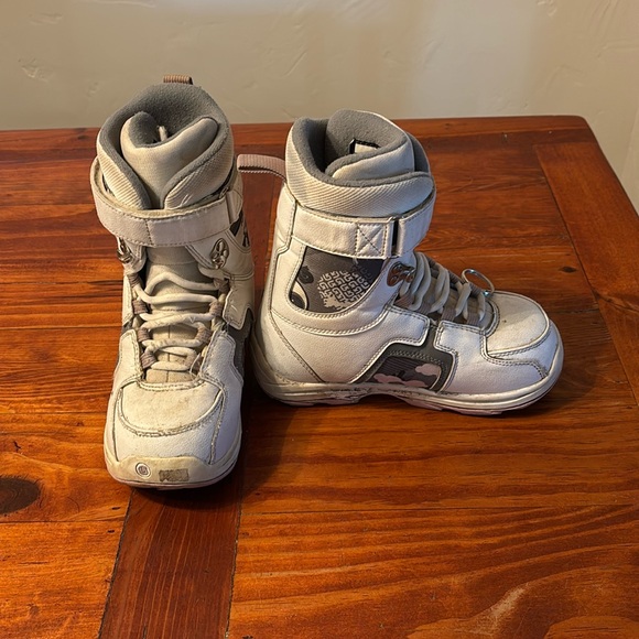 Kids size 5 Burton brand snowboarded boots. - Picture 1 of 5